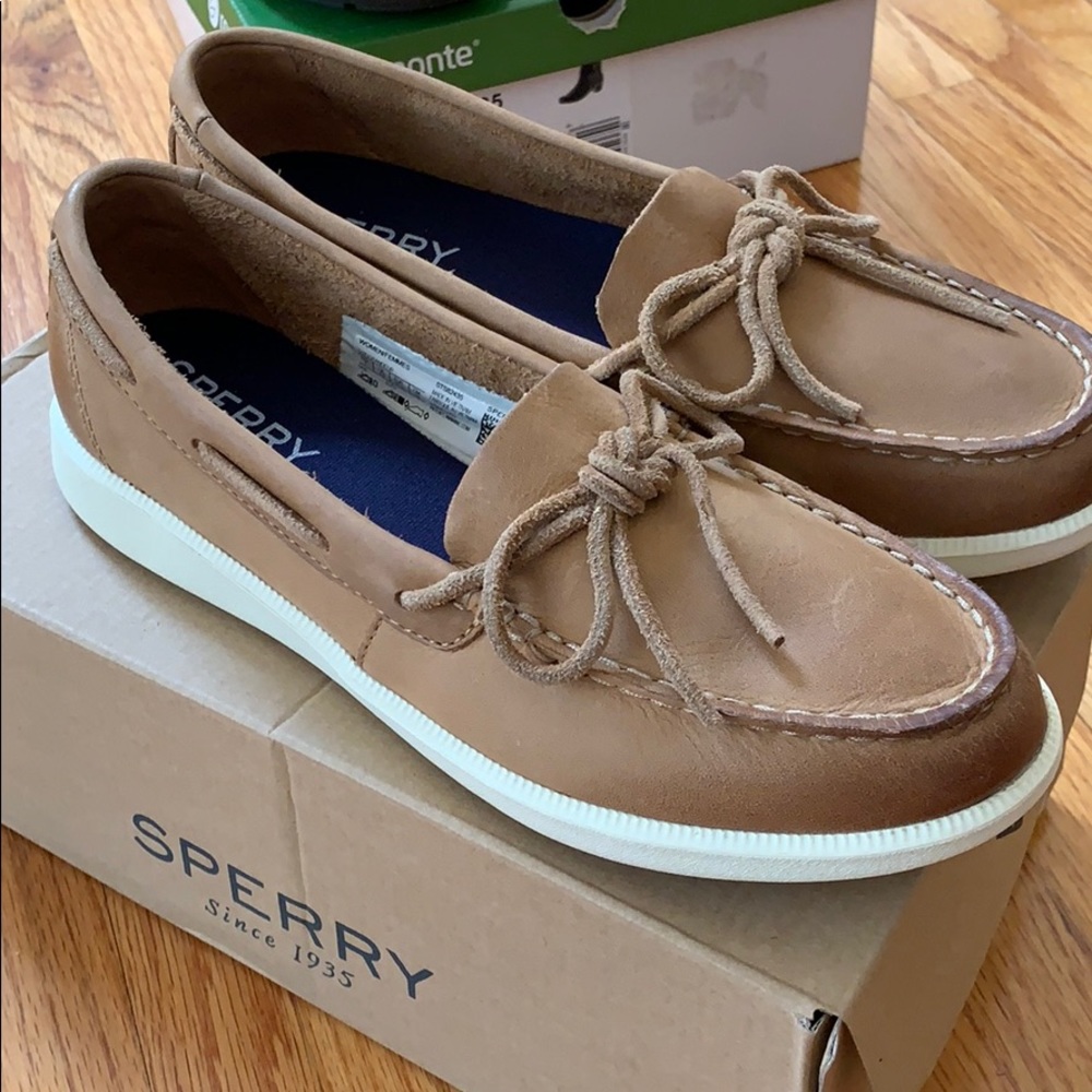 Woman’s sperrys tan